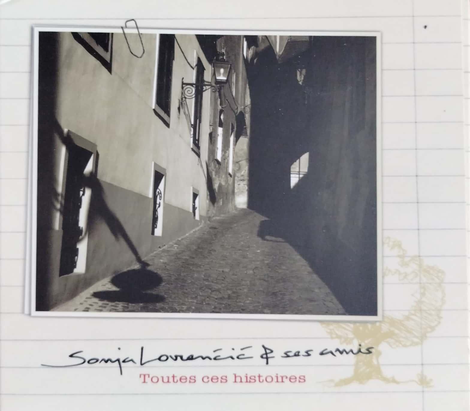 Sonja Lovrenčič CD Ovitek Črno-beli ovitek CD-ja Sonje Lovrenčič 'Toutes Ces Histoires' s senčno ulico.