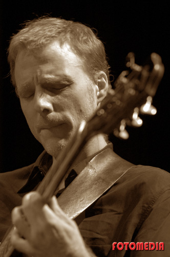 Brad Shepik igra kitaro na festivalu IZZVEN 2005, Narodni dom Maribor.
