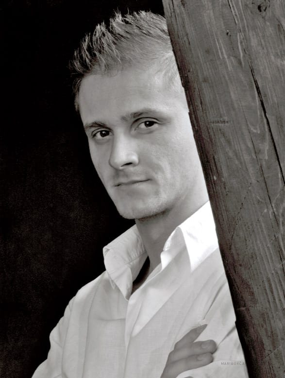 Sebastijan Matul v beli srajci za revijo Mariborčan, 2006