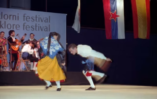 Folklorni ples na festivalu, jugoslovanska zastava.