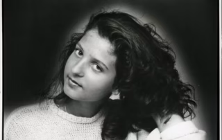 Portret mlade ženske v belem puloverju, začetki analogne fotografije