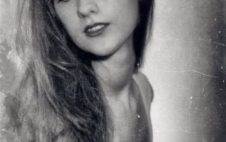 Črno-beli portret Vesne, zapeljiv pogled.