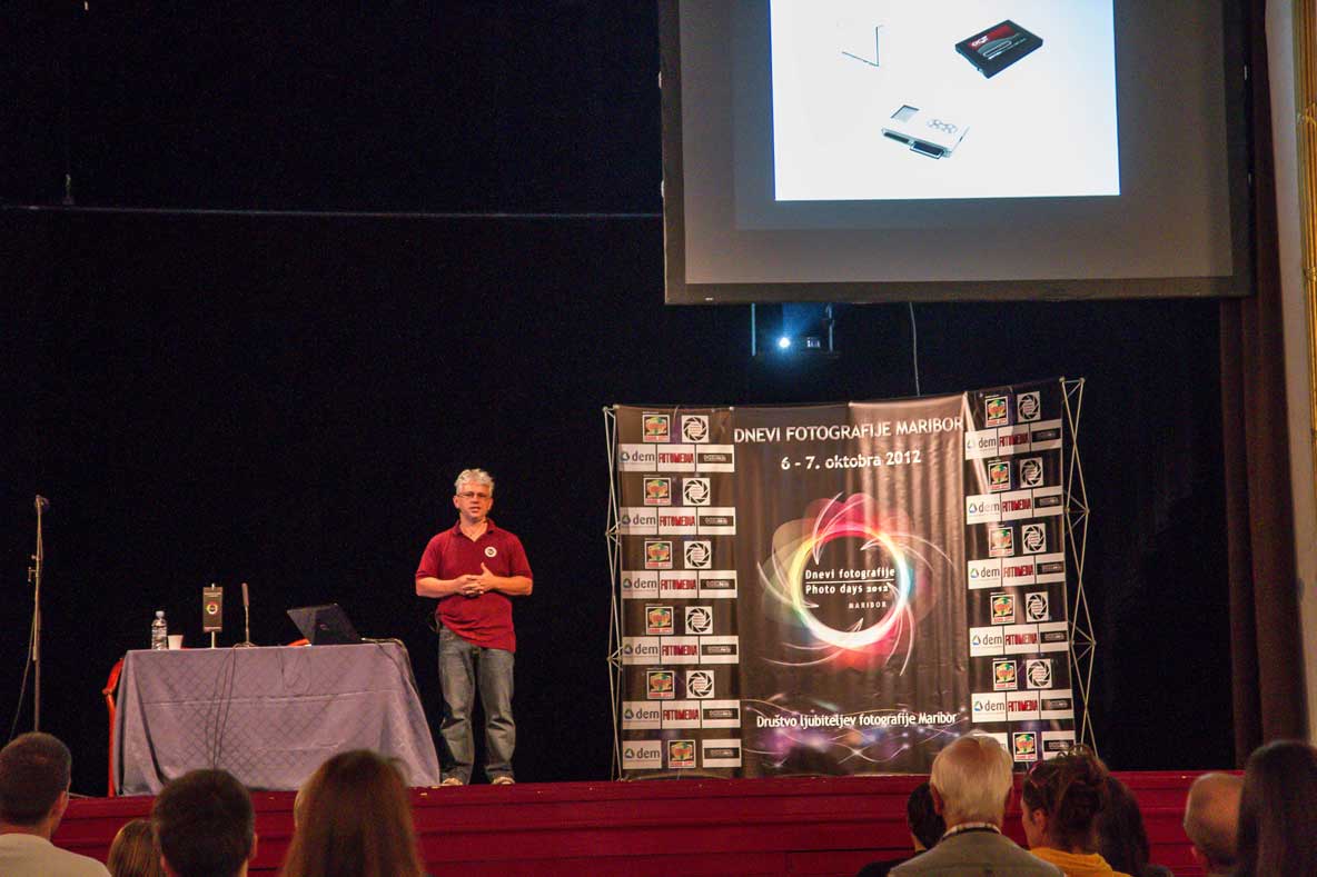 Dnevi fotografije Maribor 2012 Govorec na Dnevih fotografije Maribor 2012, oder z logotipom dogodka