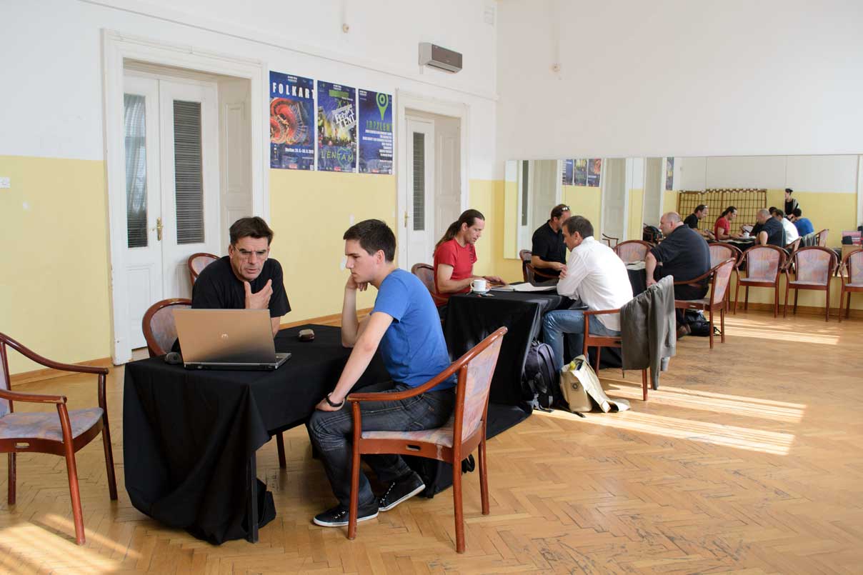 Dnevi Fotografije Maribor 2012 Srečanje na Dnevih fotografije 2012 v Mariboru, udeleženci ob mizi z računalnikom.