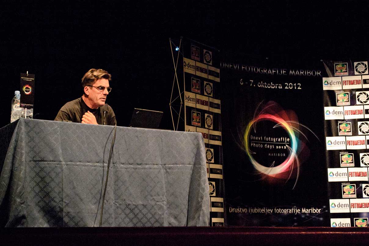 Dnevi Fotografije Maribor 2012 Govornik na Dnevih fotografije Maribor 2012 pred projekcijskim platnom